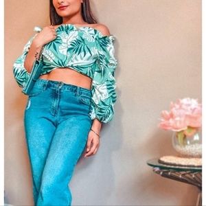 Selling this floral top. Size - Xs to M. Loose fit